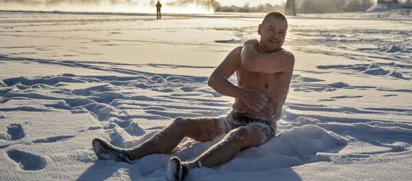 Великий Новгород шаҳрида қишги чўмилиш клуби Великий Новгород шаҳрида қишги чўмилиш клуби - Sputnik Ўзбекистон