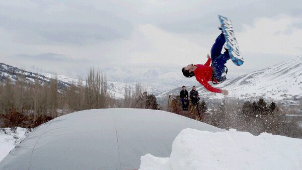 Спортсмен выполняет трюк на сноуборде - Sputnik Узбекистан