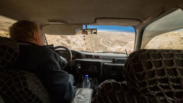 Водитель за рулём автомобиля в Узбекистане - Sputnik Узбекистан