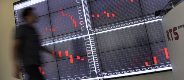 Сотрудник в офисе фондовой биржи - Sputnik Узбекистан