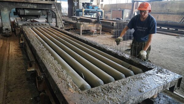 Рабочий в цехе завода железобетонных изделий - Sputnik Узбекистан