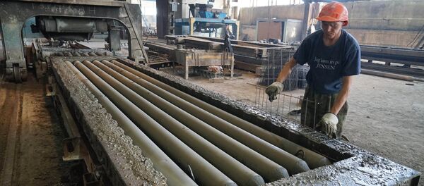 Рабочий в цехе завода железобетонных изделий Рабочий в цехе завода железобетонных изделий - Sputnik Узбекистан