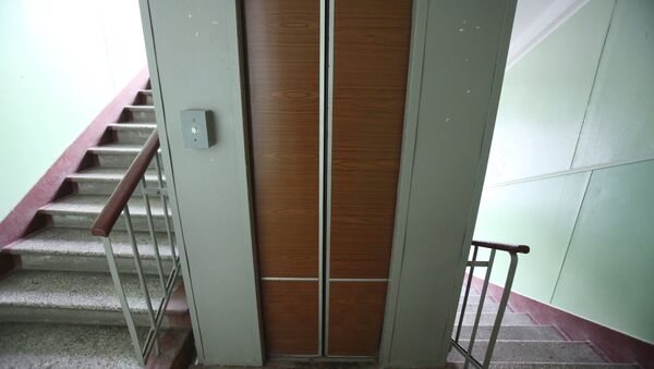 Rabota lifta v odnom iz moskovskix domov - Sputnik O‘zbekiston