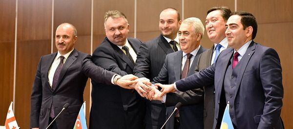 Рукопожатие после подписание протокола Рукопожатие после подписание протокола - Sputnik Узбекистан