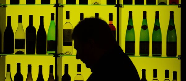 Стенд с вино-водочными изделиями Стенд с вино-водочными изделиями - Sputnik Узбекистан