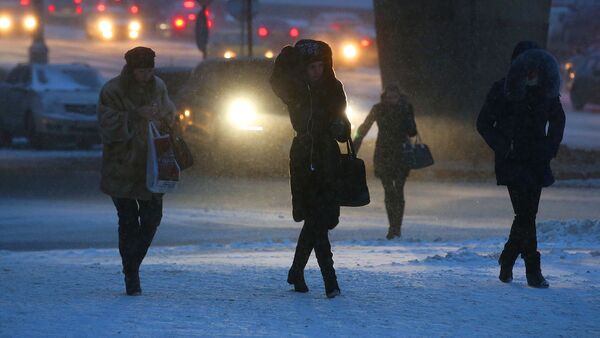 Прохожие во время снегопада на Зубовском бульваре в Москве - Sputnik Узбекистан