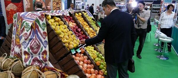 Посетитель у стенда с фруктами из Узбекистана Посетитель у стенда с фруктами из Узбекистана - Sputnik Узбекистан
