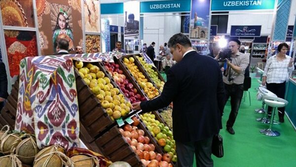 Посетитель у стенда с фруктами из Узбекистана - Sputnik Узбекистан