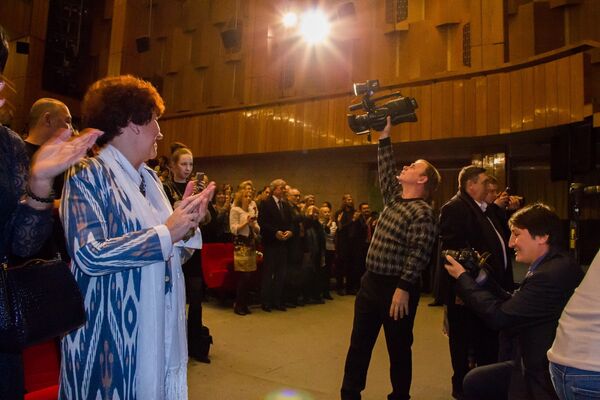 Гости стоя приветствуют кинорежиссера Шухрата Аббасова - Sputnik Узбекистан
