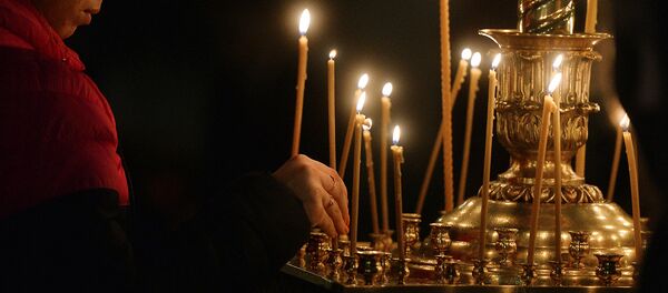 Прихожанка на ночной Божественной Литургии - Sputnik Узбекистан