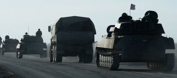 Отвод колонны тяжелой военной техники ДНР из Донецкой области Отвод колонны тяжелой военной техники ДНР из Донецкой области - Sputnik Узбекистан