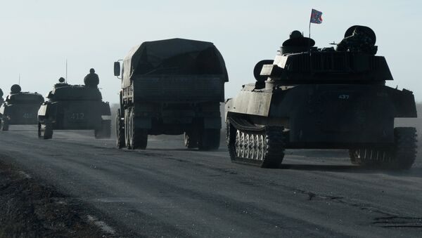 Отвод колонны тяжелой военной техники ДНР из Донецкой области - Sputnik Узбекистан