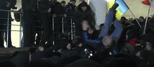 Штурм парламента. Как протесты в Кишиневе переросли в беспорядки Штурм парламента. Как протесты в Кишиневе переросли в беспорядки - Sputnik Узбекистан