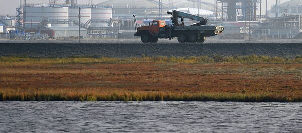 Лукойл компаниясининг нефт юк ортувчи терминали. Лукойл компаниясининг нефт юк ортувчи терминали. - Sputnik Ўзбекистон