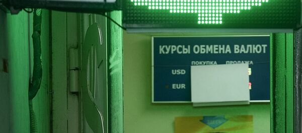 В одном из пунктов обмена валют в Москве - Sputnik Узбекистан
