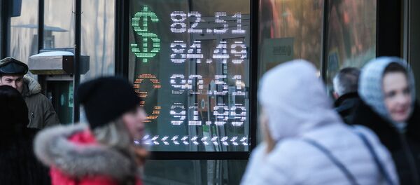 Электронное табло с информацией о курсах валют в центре Москвы Электронное табло с информацией о курсах валют в центре Москвы - Sputnik Узбекистан