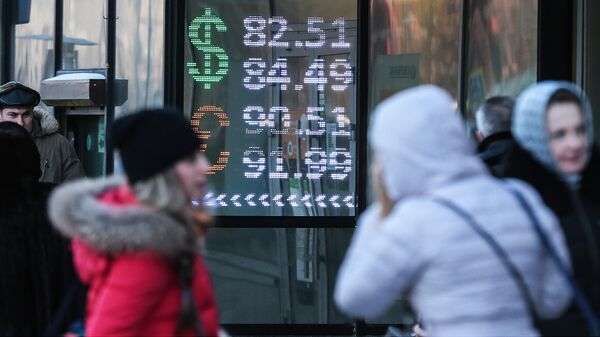 Elektronnoe tablo s informatsiyey o kursax valyut v sentre Moskvi - Sputnik O‘zbekiston