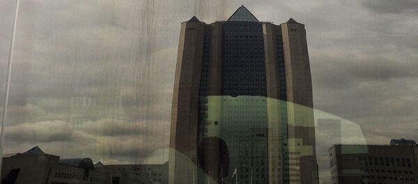 Отражение в стекле центрального офиса ОАО Газпром в Москв - Sputnik Узбекистан