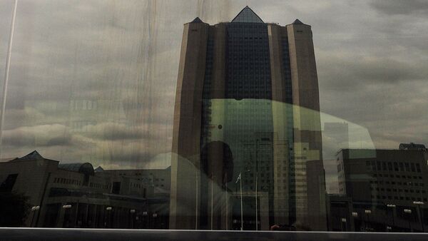 Отражение в стекле центрального офиса ОАО Газпром в Москв - Sputnik Узбекистан