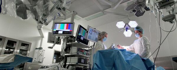 Врачи готовятся к операции Врачи готовятся к операции - Sputnik Узбекистан