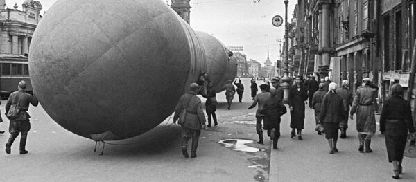 Установка аэростата воздушного заграждения на Невском проспекте Установка аэростата воздушного заграждения на Невском проспекте - Sputnik Узбекистан