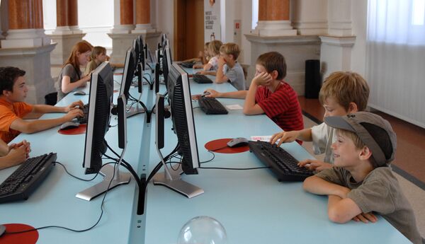 Дети играют в компьютерные игры - Sputnik Узбекистан