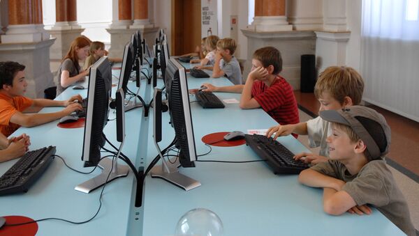 Дети играют в компьютерные игры - Sputnik Узбекистан