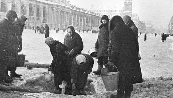 Ленинградские блокадники в очереди за водой - Sputnik Узбекистан