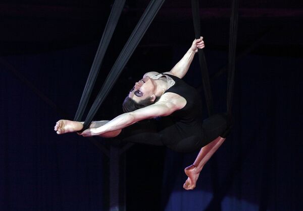 Воздушный гимнаст из Германии Бенедикт Бауманн Воздушный гимнаст из Германии Бенедикт Бауманн - Sputnik Узбекистан