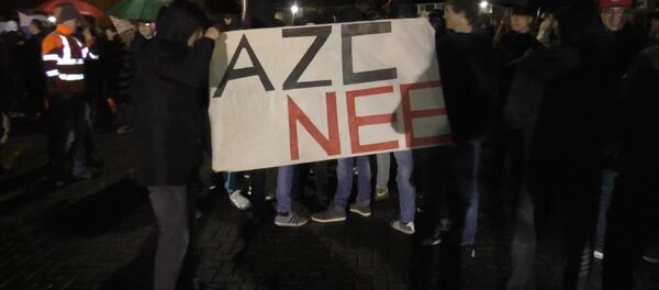 Жители голландского городка вышли на митинг против беженцев Жители голландского городка вышли на митинг против беженцев - Sputnik Узбекистан