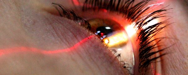 Во время операции в отделении эксимерлазерной хирургии - Sputnik Ўзбекистон