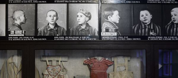 Фотографии и одежда в музее, созданном на территории бывшего концентрационного лагеря - Sputnik Узбекистан