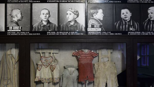 Фотографии и одежда в музее, созданном на территории бывшего концентрационного лагеря - Sputnik Узбекистан