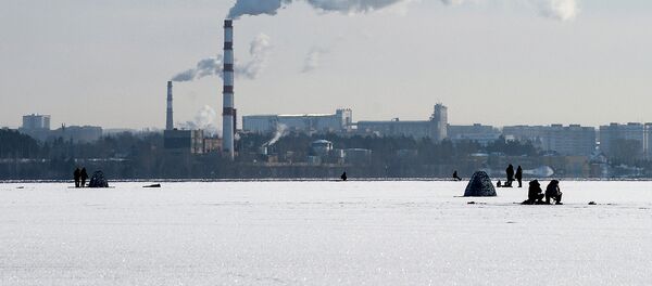 Вид с водохранилища на Новосибирскую ГЭС Вид с водохранилища на Новосибирскую ГЭС - Sputnik Узбекистан