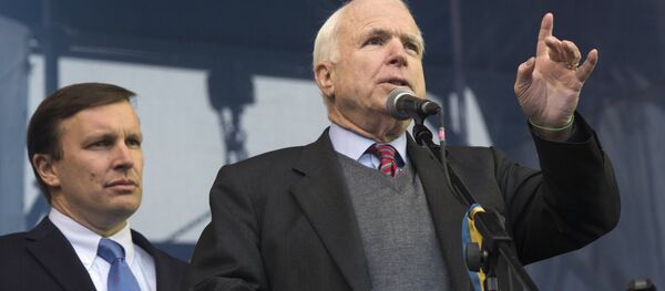 Сенаторы США Крис Мерфи и Джон Маккейн Сенаторы США Крис Мерфи и Джон Маккейн - Sputnik Узбекистан