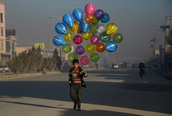 Афганский мальчик гуляет по Мазари-Шариф - Sputnik Узбекистан