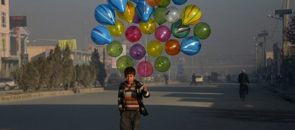 Афганский мальчик гуляет по Мазари-Шариф Афганский мальчик гуляет по Мазари-Шариф - Sputnik Ўзбекистон