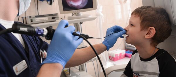 Врач-офтальмолог осматривает юного пациента - Sputnik Узбекистан