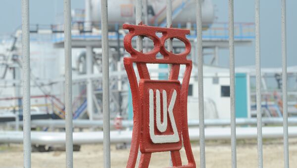 Эмблема компании Лукойл на пункте подготовки нефти - Sputnik Узбекистан