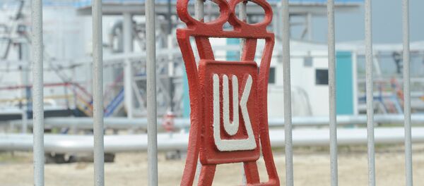 Эмблема компании Лукойл на пункте подготовки нефти  - Sputnik Узбекистан