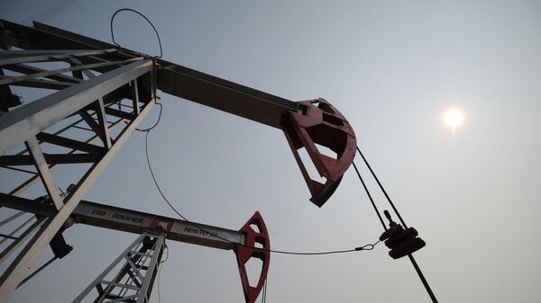 Нефтяной станок-качалка на месторождении нефти - Sputnik Узбекистан