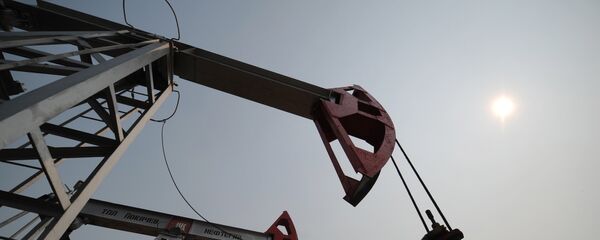 Нефтяной станок-качалка на месторождении нефти Нефтяной станок-качалка на месторождении нефти - Sputnik Ўзбекистон