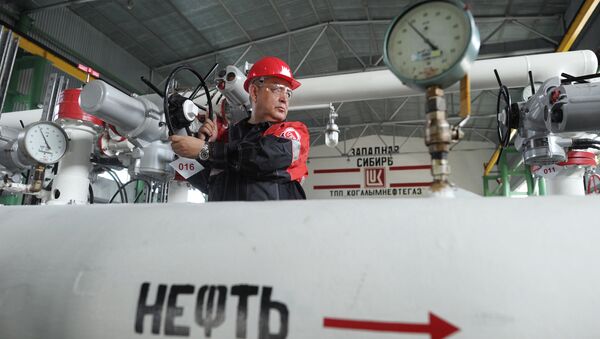 Пункт подготовки нефти компании Лукойл - Sputnik Узбекистан