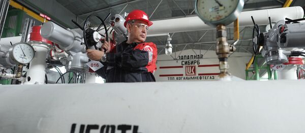 Пункт подготовки нефти компании Лукойл - Sputnik Узбекистан