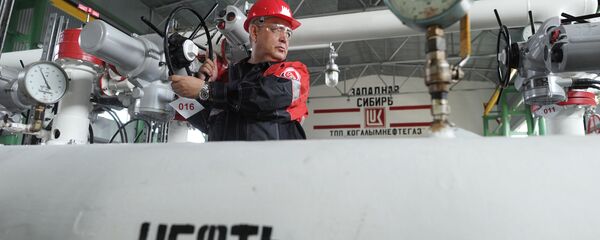 Пункт подготовки нефти компании Лукойл - Sputnik Узбекистан