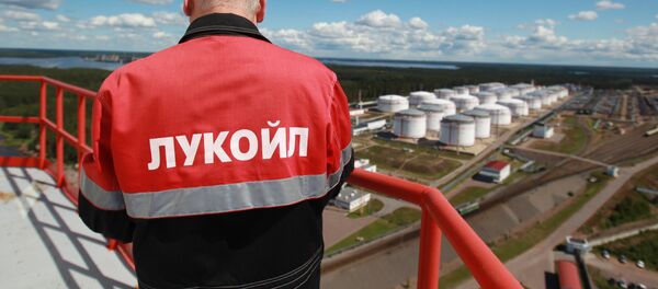 Лукойл компнияси ходими Лукойл компнияси ходими - Sputnik Ўзбекистон