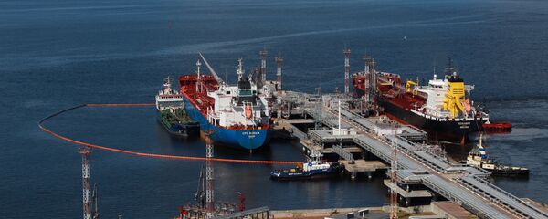 Заливка нефтепродуктов в танкеры - Sputnik Ўзбекистон