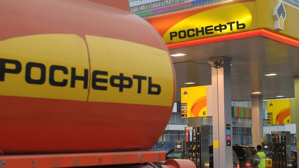 Автозаправочная станция компании Роснефть в Москве - Sputnik Узбекистан