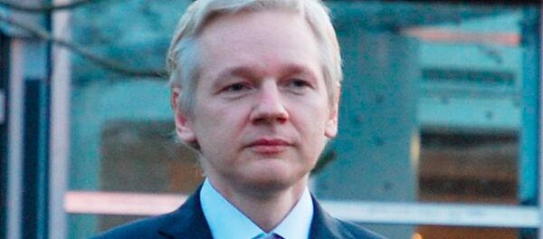 Жулиан Ассанж журналистлар олдида Жулиан Ассанж журналистлар олдида - Sputnik Ўзбекистон