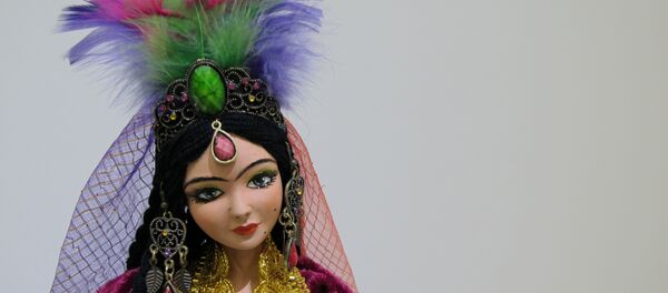 Interyer bezagi uchun yaratilgan o‘zbek qo‘g‘irchog‘i. Interyer bezagi uchun yaratilgan o‘zbek qo‘g‘irchog‘i. - Sputnik O‘zbekiston